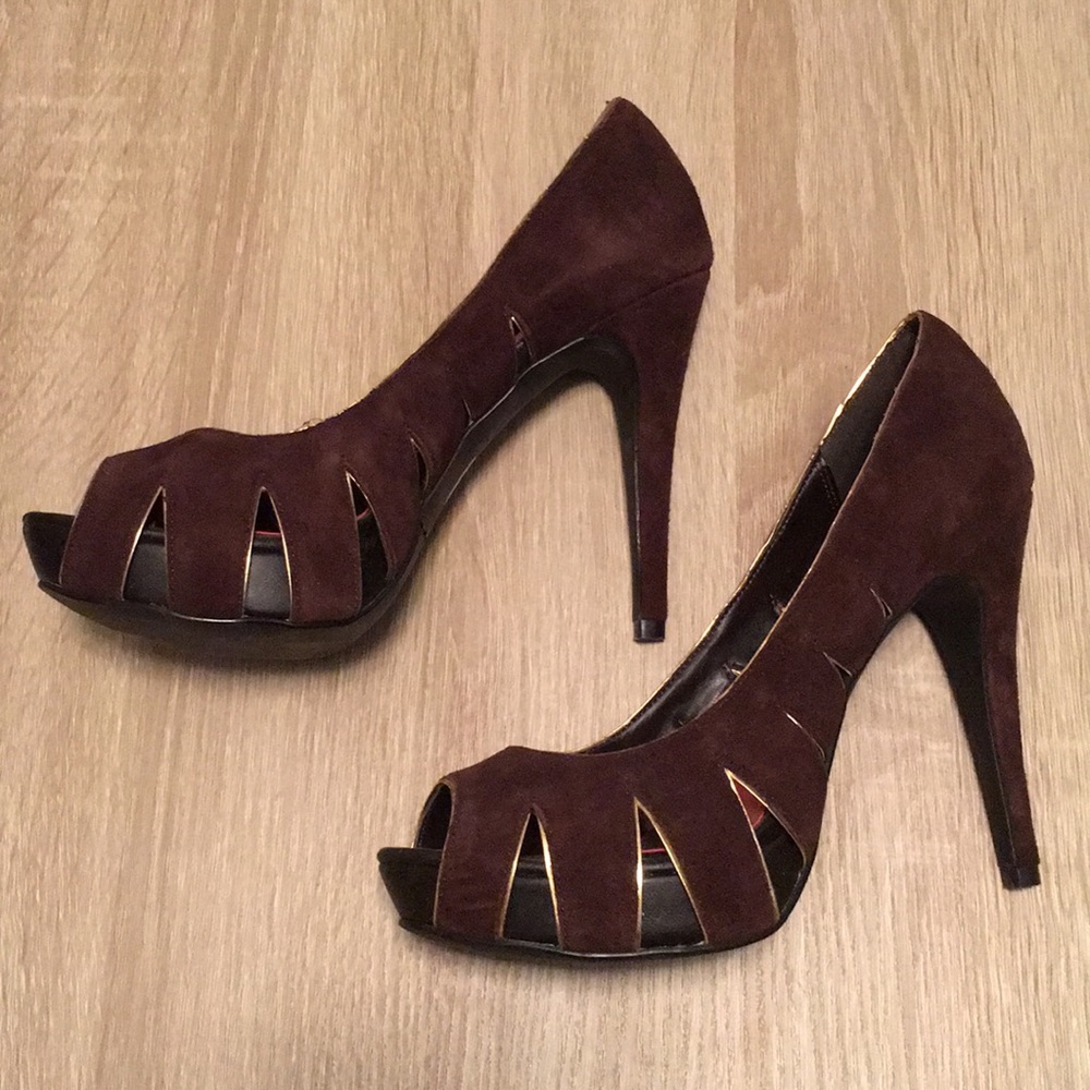 Women’s peep toe heels! Brown + gold.
